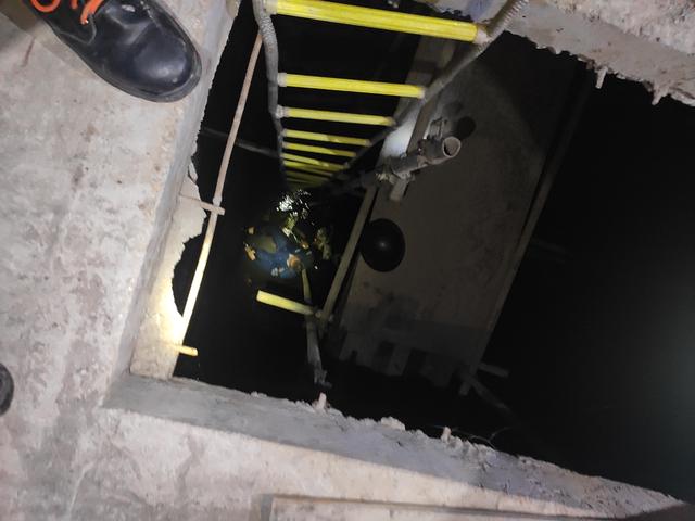 保安巡逻不慎掉入工地竖井内江消防紧急救援