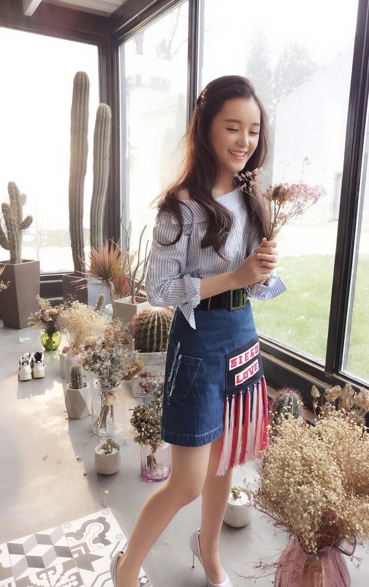 曾扮演童年姚芊羽蒋依依黑色衬衣配破洞卡其裤帅气十足