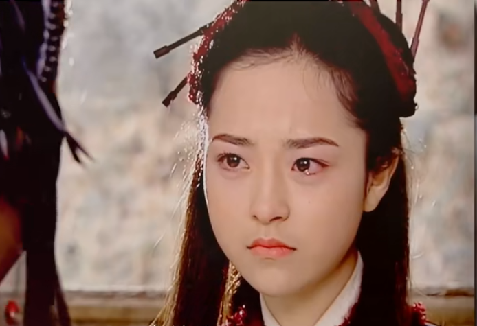 李湘——独孤伊人独孤伊人明艳又洒脱的感觉,一身黑衣冷艳疏离的样子