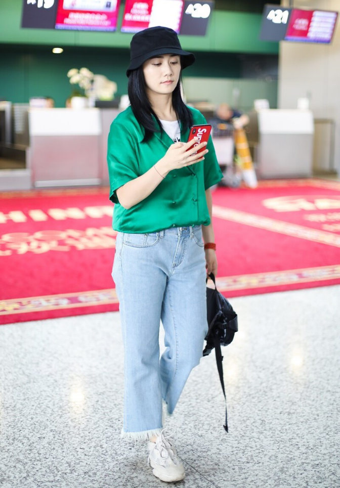 刘芸挺懂时尚,衬衫融着西装穿身上,一衣俩型更有"商务感"