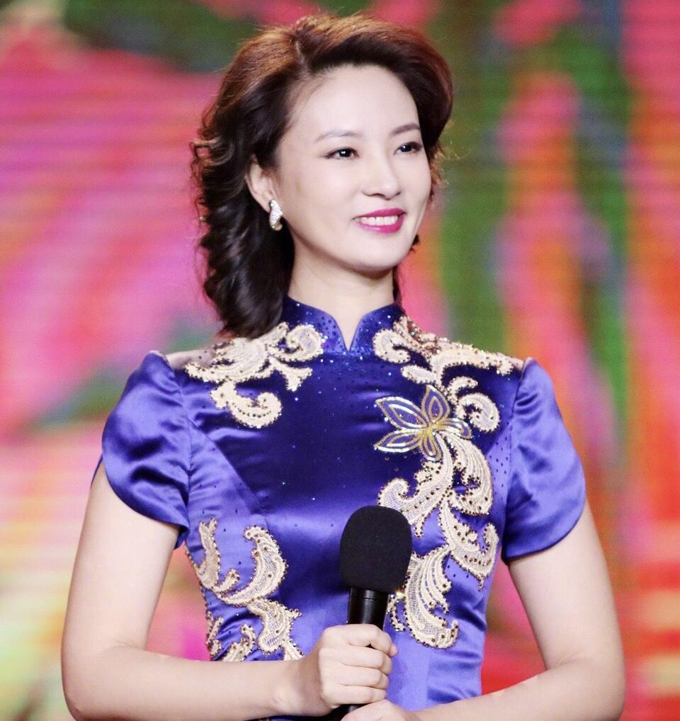 气质主持人"刘芳菲"果然不一样,一袭蓝色旗袍亮相,穿出高级感