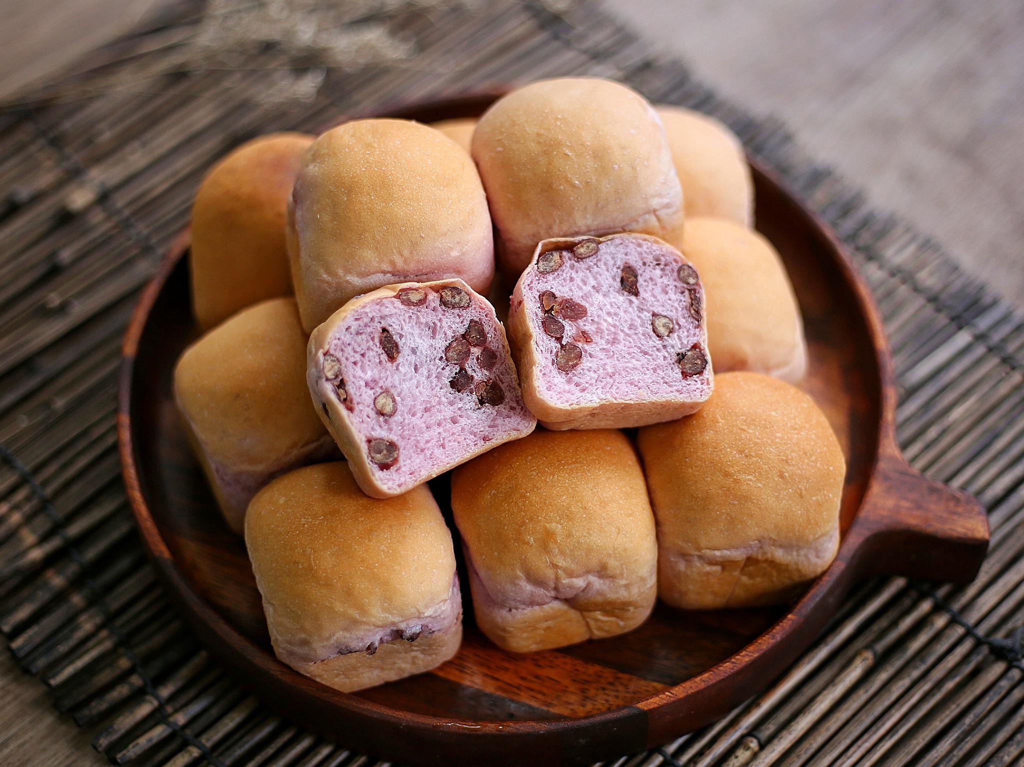 让人无法抗拒的紫薯小面包,柔软香甜,一出炉连吃3个,真带劲儿