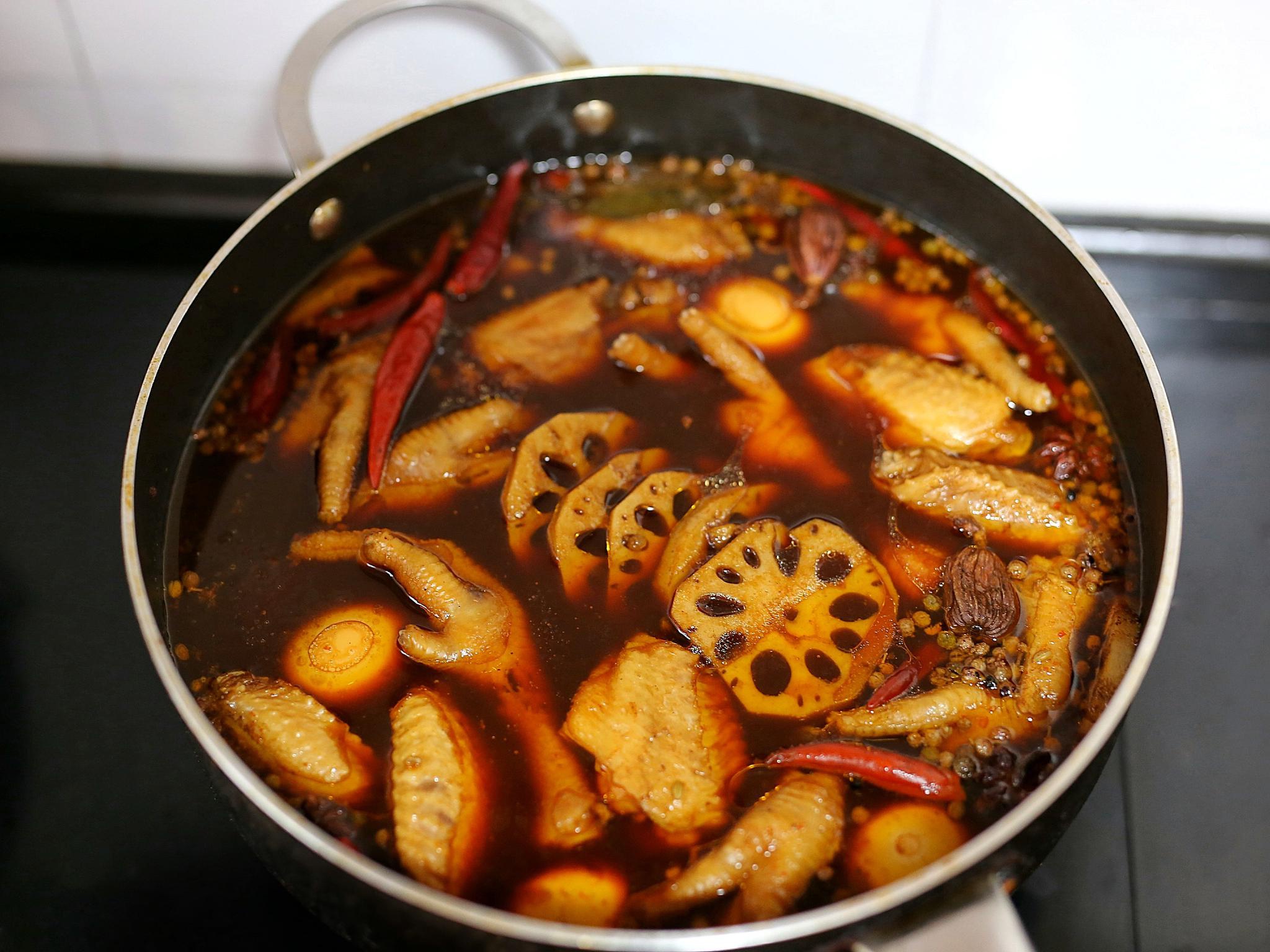 藕和鸡蛋,也可以用其它食材替代,比如鸭脖,鸭爪等,因为今天的这锅卤汁