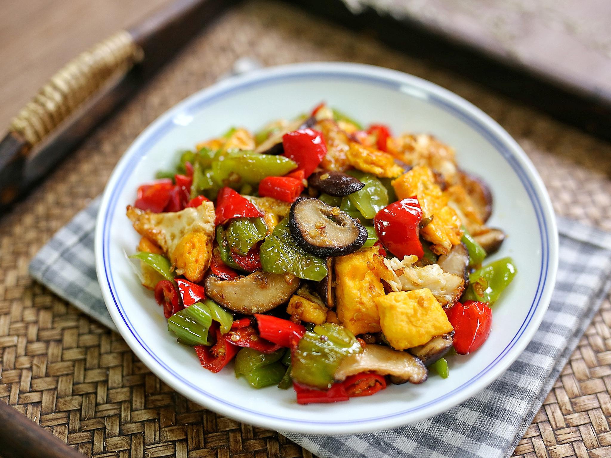 辣椒炒蛋的另类做法,又香又下饭,餐桌上有了它,我能吃3碗饭