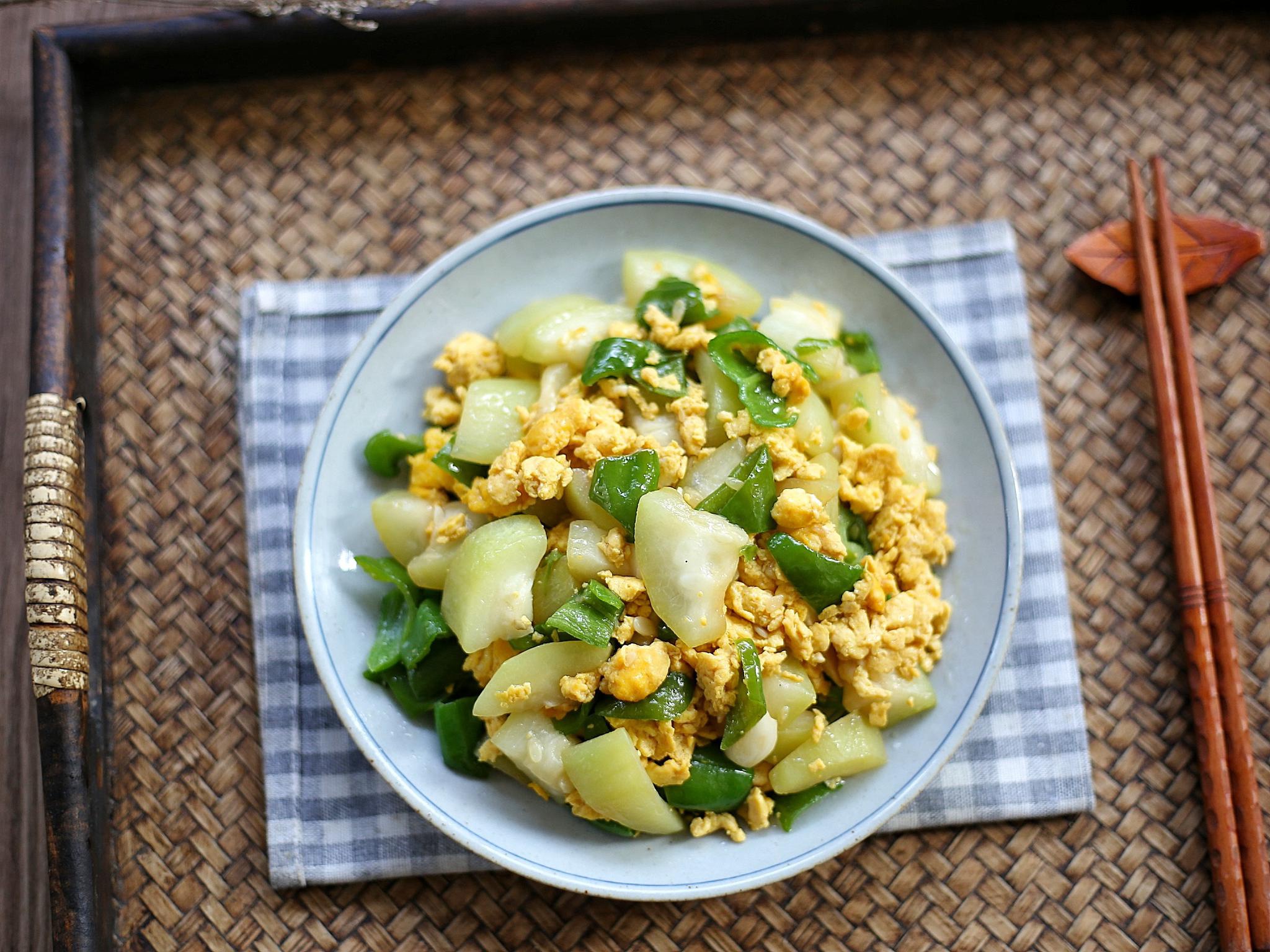 三伏天,要多注意饮食清淡,这道小炒菜清淡可口,天热食用正合适