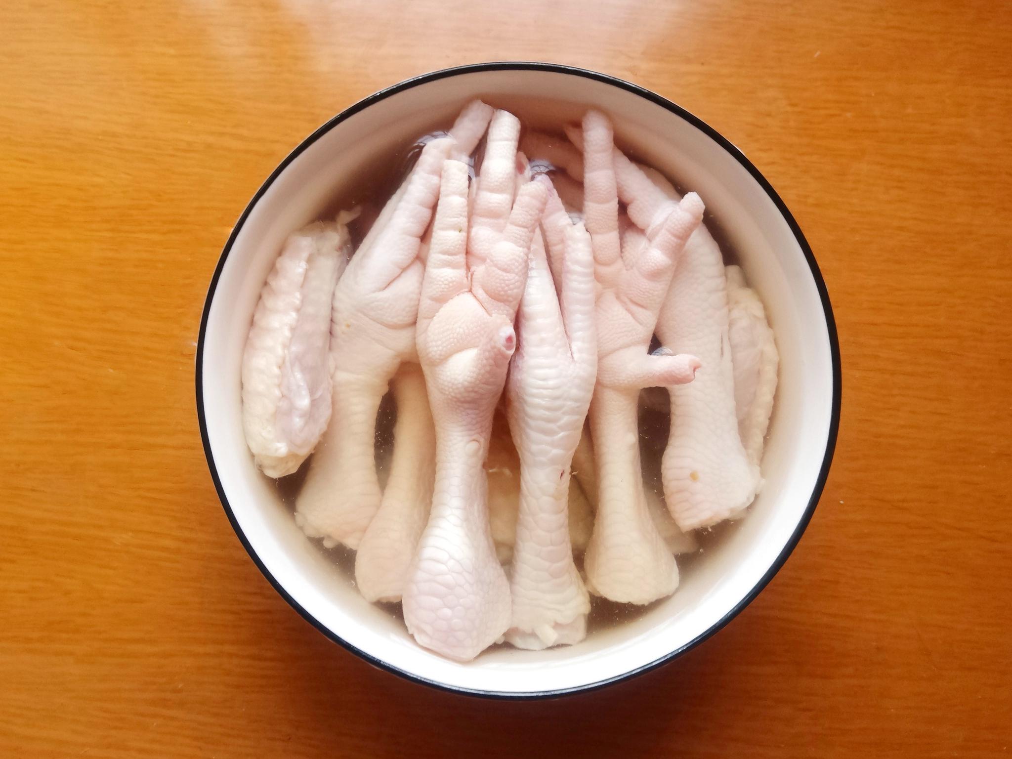 1,先将鸡爪去除脚趾甲,然后和鸡翅一起洗干净后,倒入大碗内,加入没过