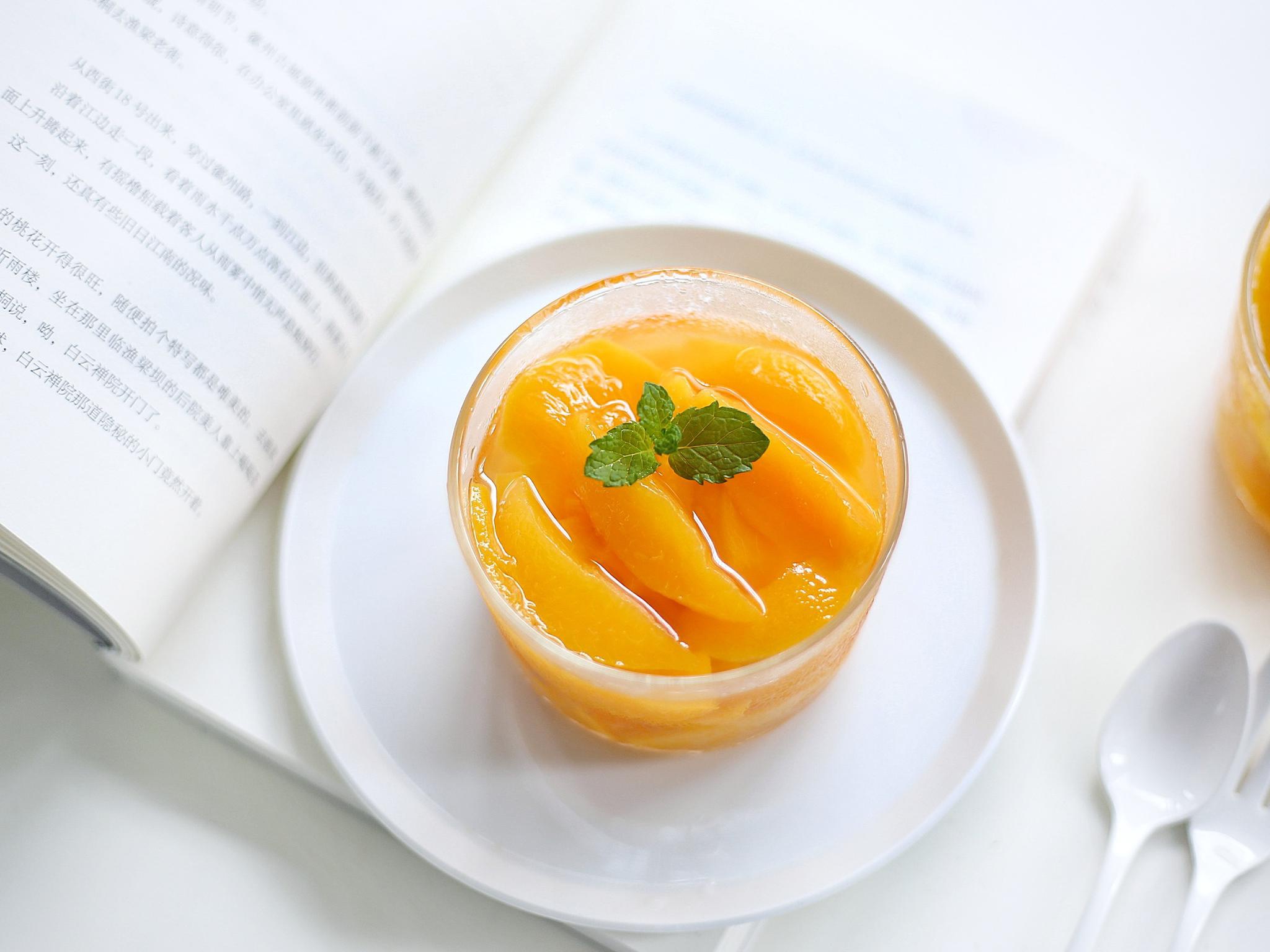 小贴士:1,购买黄桃的时候,一定要挑选新鲜的黄桃,如果你购买的黄桃