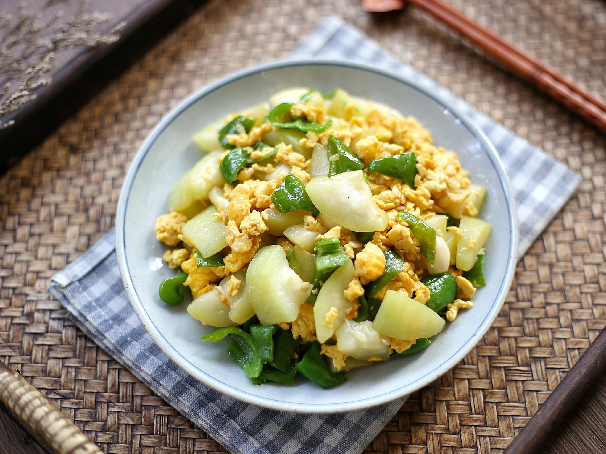 三伏天,要多注意饮食清淡,这道小炒菜清淡可口,天热食用正合适