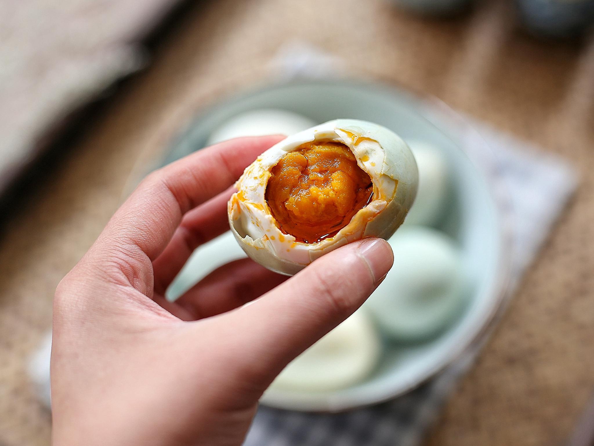 腌制咸鸭蛋第一步是关键掌握后做好的咸鸭蛋个个流油又起沙