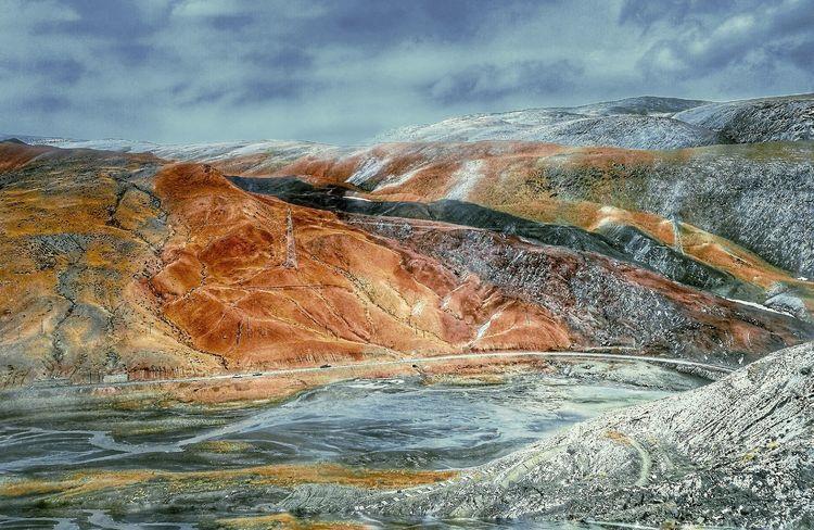 是世界人口密度最小的地区之一,再者阿里是喜玛拉雅山脉,冈底斯山脉