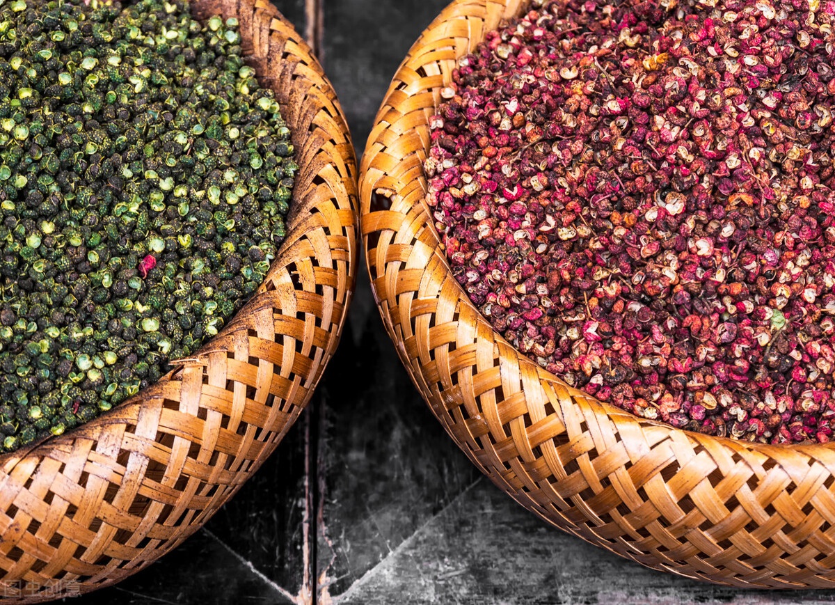 青花椒和红花椒有啥区别?大厨师分享正确用法,才能发挥作用