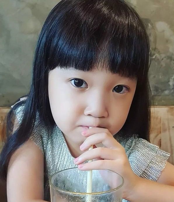 《1988》小珍珠长大了!时隔四年晒照,五官精致如瓷娃娃