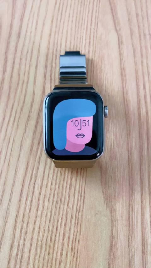 苹果apple watch新的艺术家表盘挺好玩的,每次点击都会变换样式