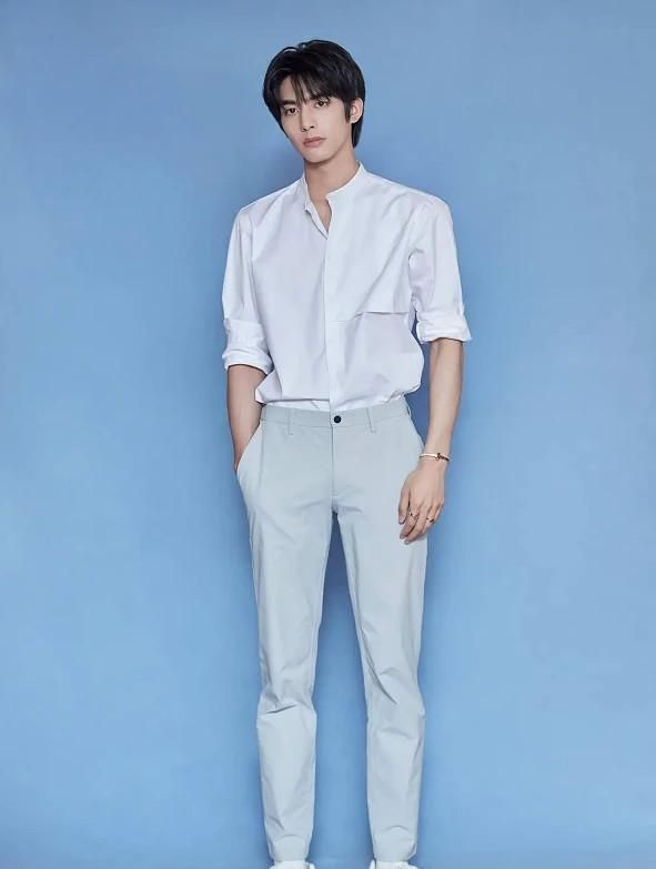 不愧是内娱颜值天花板!宋威龙穿西装帅到开挂,这腿长有"两米"