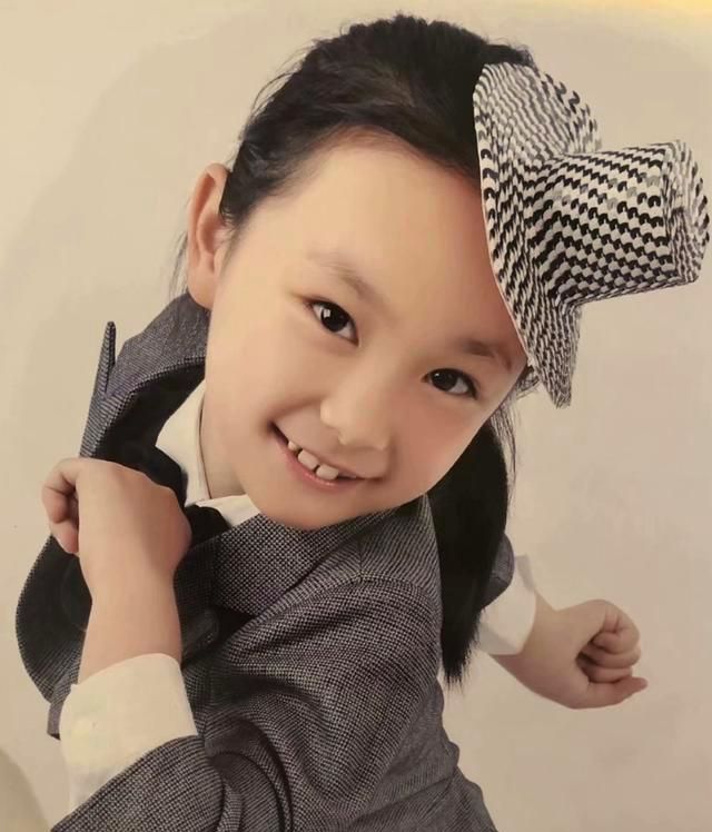 孙俪妹妹晒童年一寸照,满脸婴儿肥甜美可爱,颜值不输外甥女小花