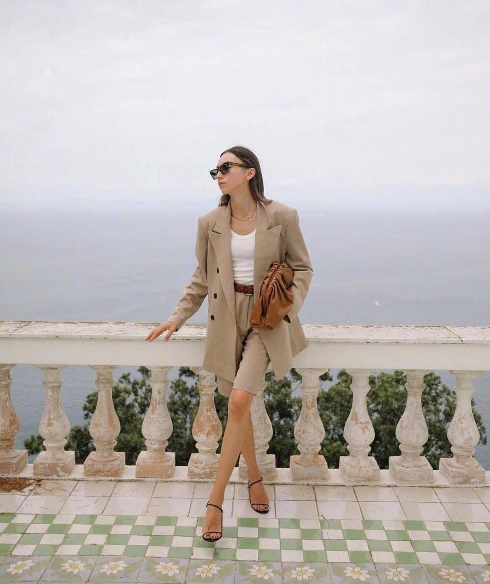 金喜善的气质真绝了,一身白色穿搭优雅大方,配长卷发笑容很迷人