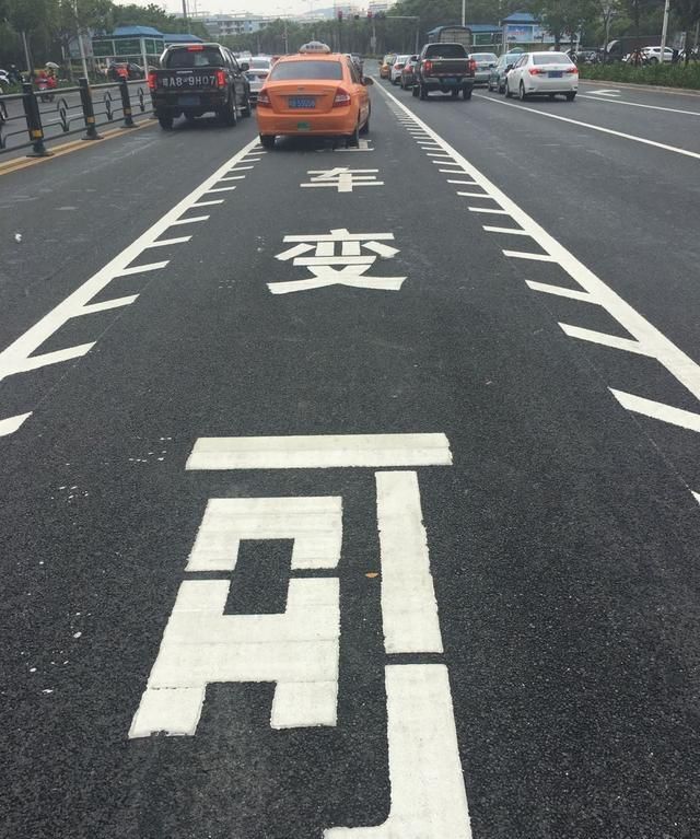 为何开车走直行道还要被罚?女车主感觉很憋屈,交警的回应亮了