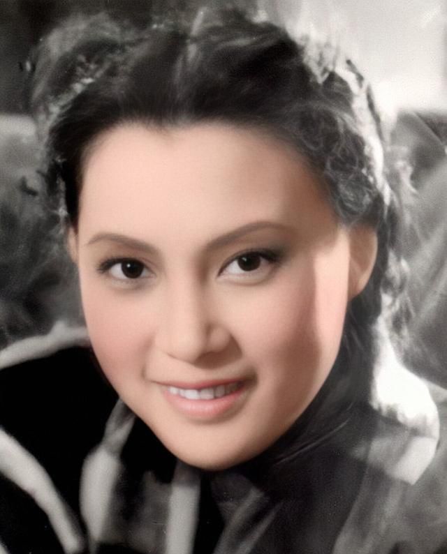 秦怡年轻时好时髦,西服穿得飒气,皮裙穿得甜美,时尚果然会轮回