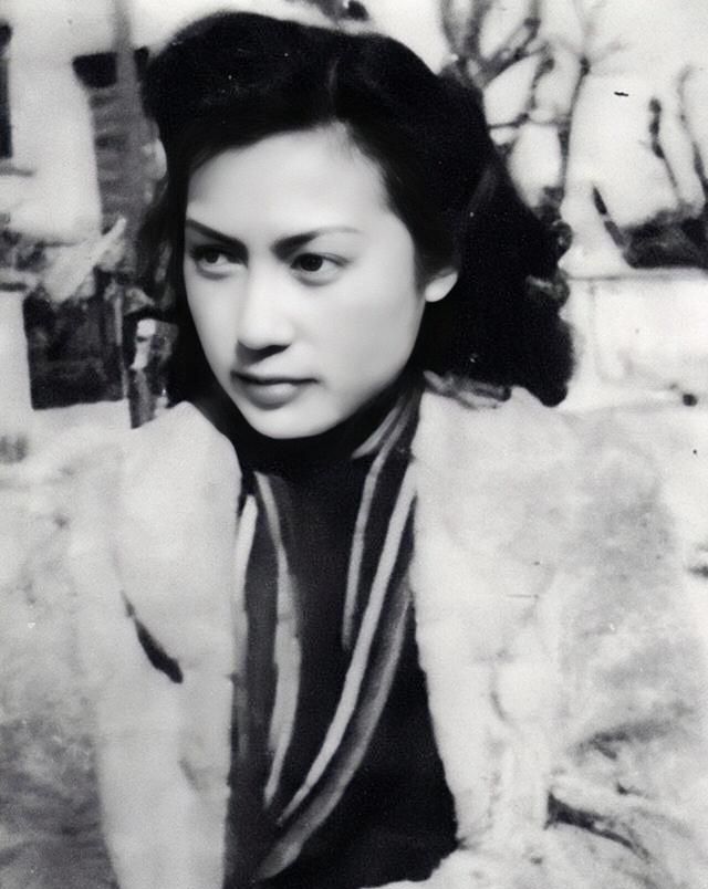 秦怡年轻时好时髦,西服穿得飒气,皮裙穿得甜美,时尚果然会轮回