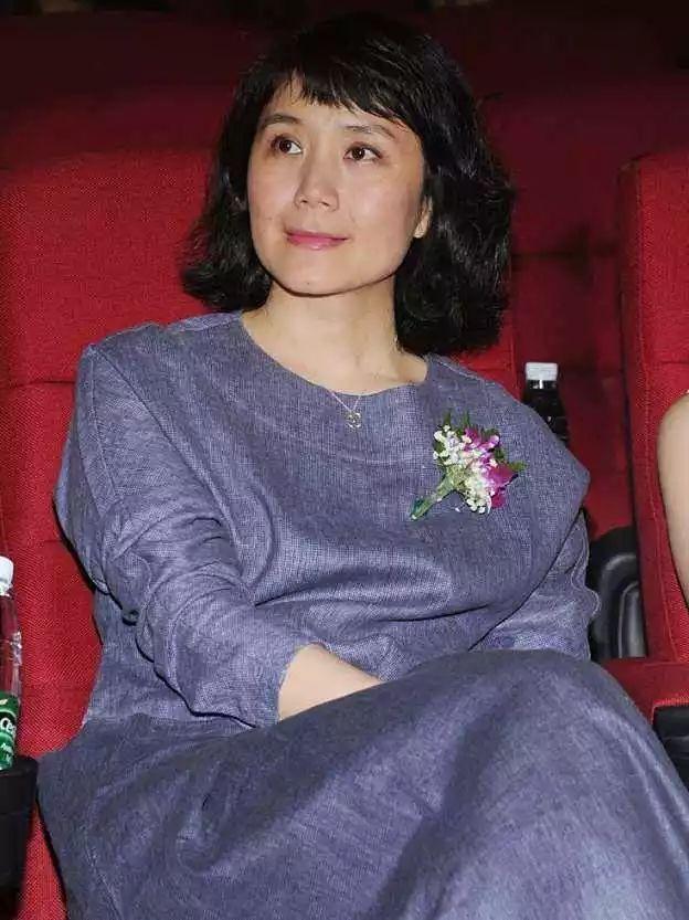 严晓频,演《北京人在纽约》而出名,嫁给初恋后,生下两子很幸福