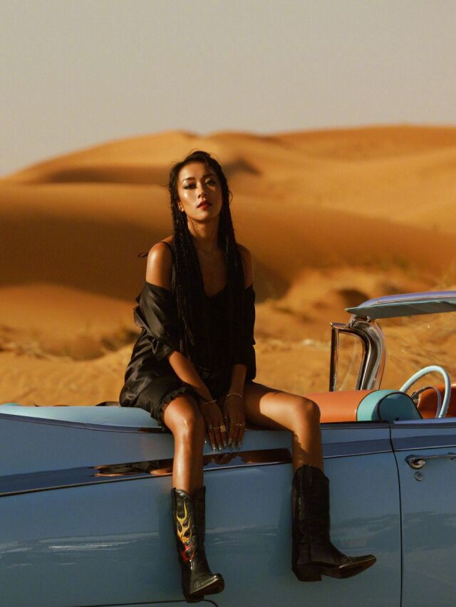 吉克隽逸穿百褶裙玩街拍,风吹裙摆不用手捂,下意识反应太真实