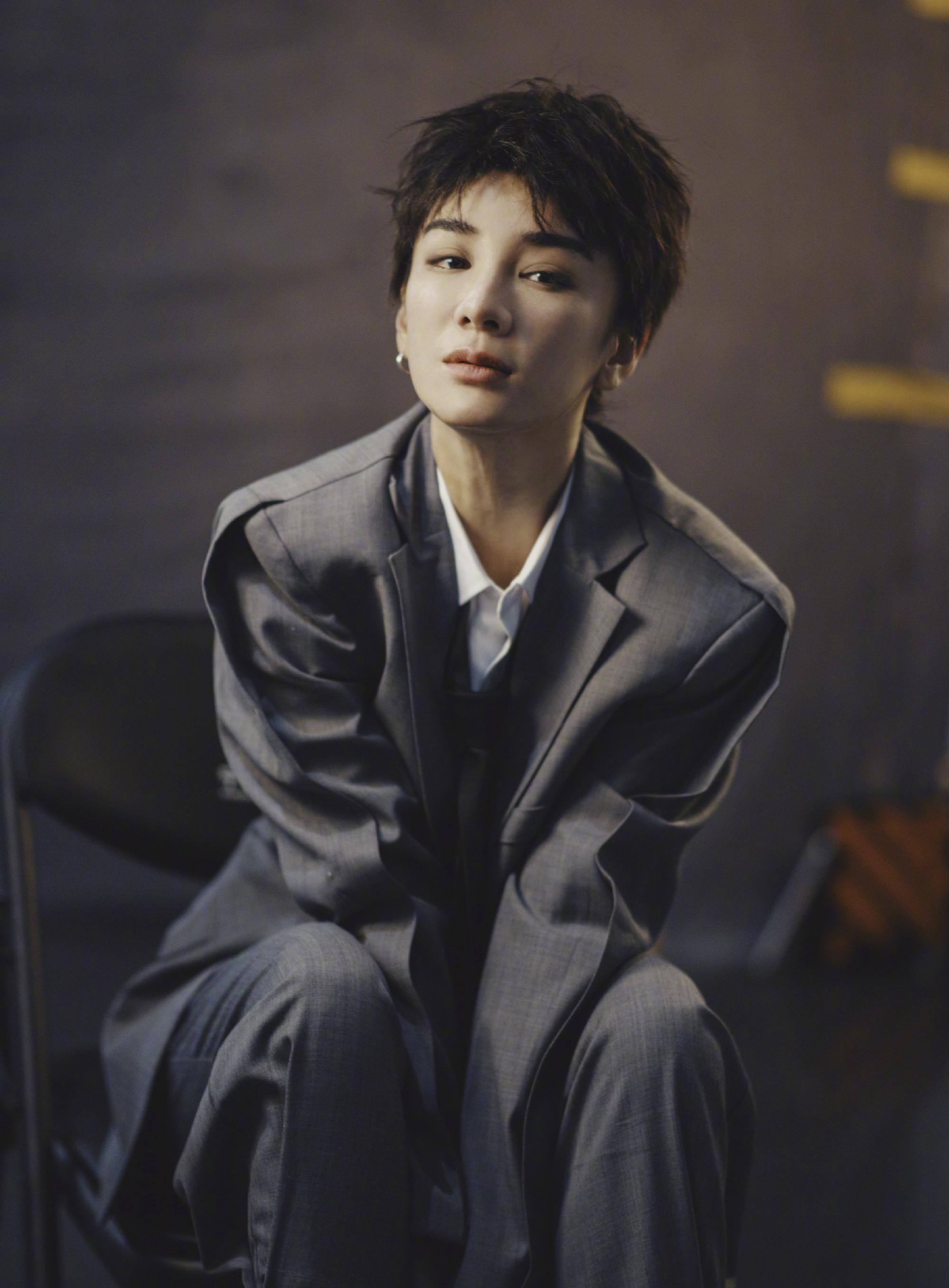 黄奕微博晒新造型中性风气势逼人个人状态越来越棒