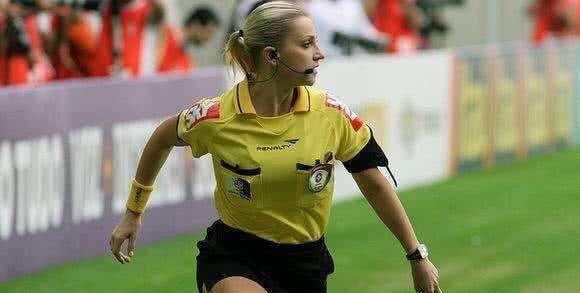 巴西最美足球女裁判:乌莉亚娜