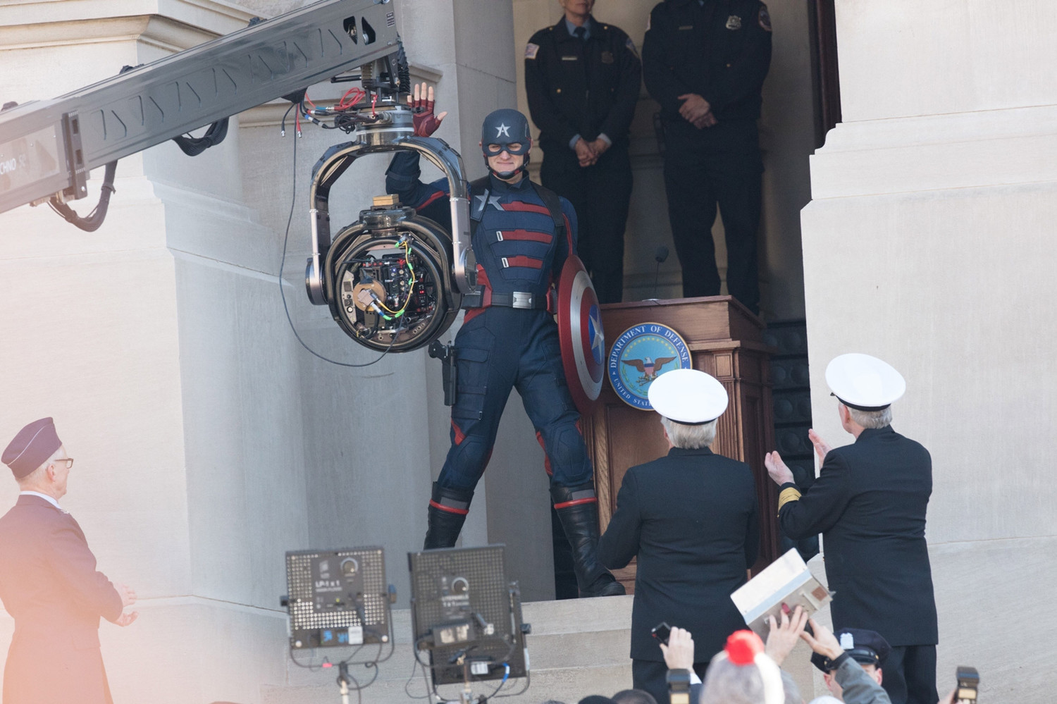 美国密探是模仿美国队长的一个角色,他穿着跟美队类似的制服,拿着跟