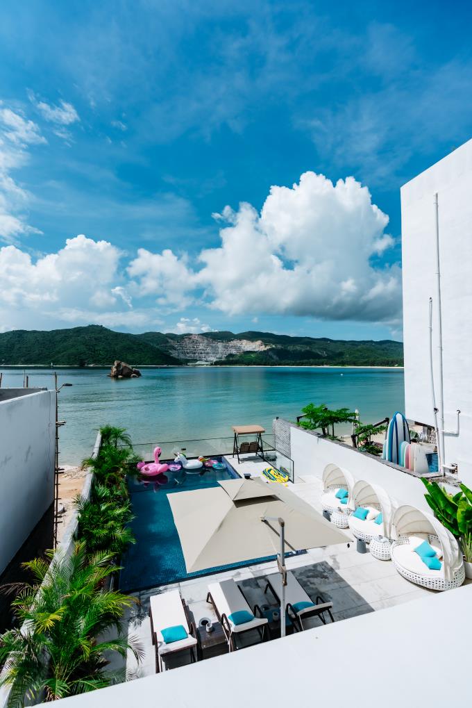 海南三亚归心小筑民宿离海边仅十米住这赶海时和朋友比着抓螃蟹