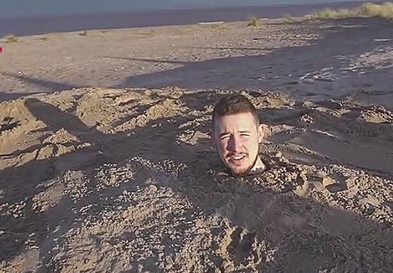 男子把自己埋在沙滩,结果到了半夜,他欲哭无泪