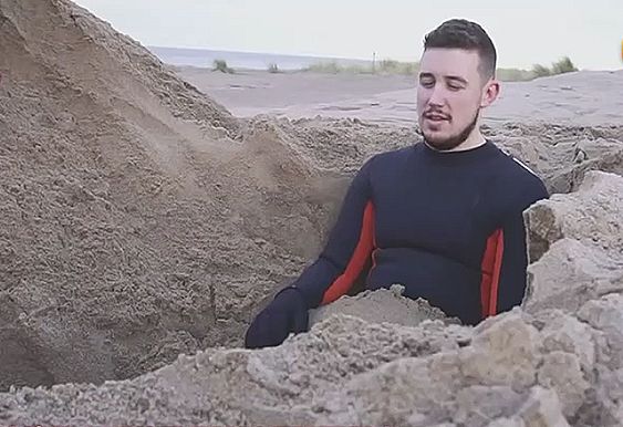 男子把自己埋在沙滩,结果到了半夜,他欲哭无泪