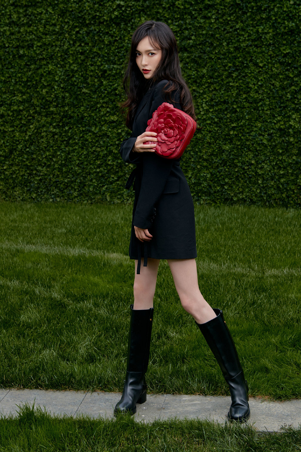 唐嫣生娃后身材更胜从前,黑色西装裙知性干练,小鸟腿塞不满靴子