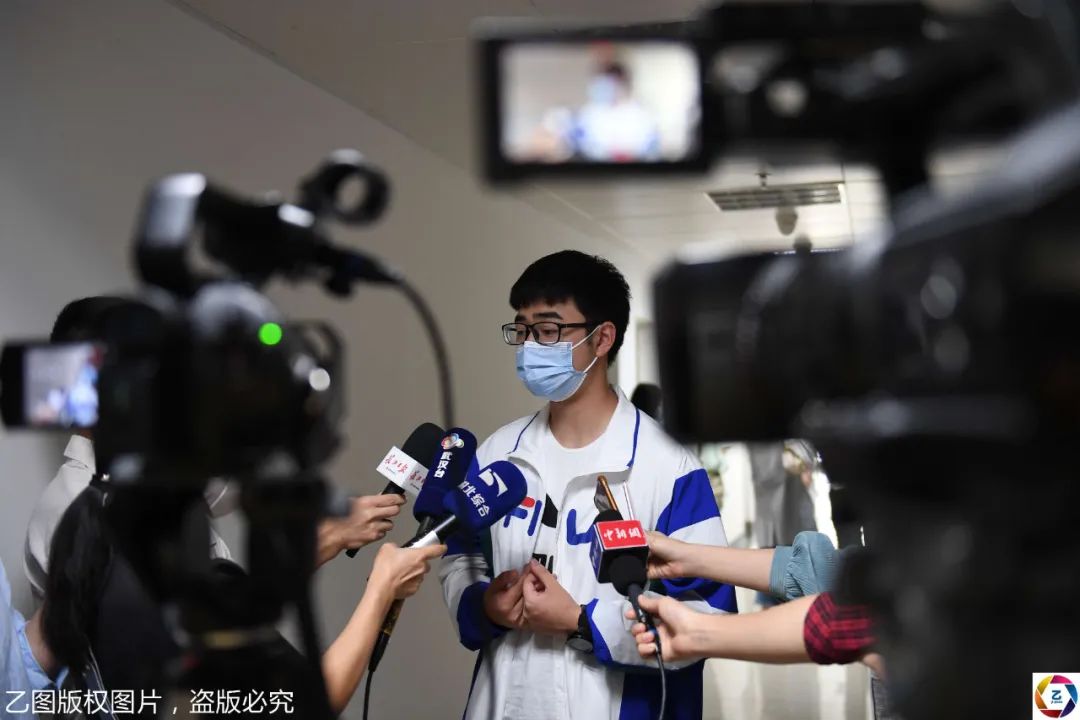援鄂护士重回武汉带儿子参观战斗过的病区儿子我是沾妈妈光
