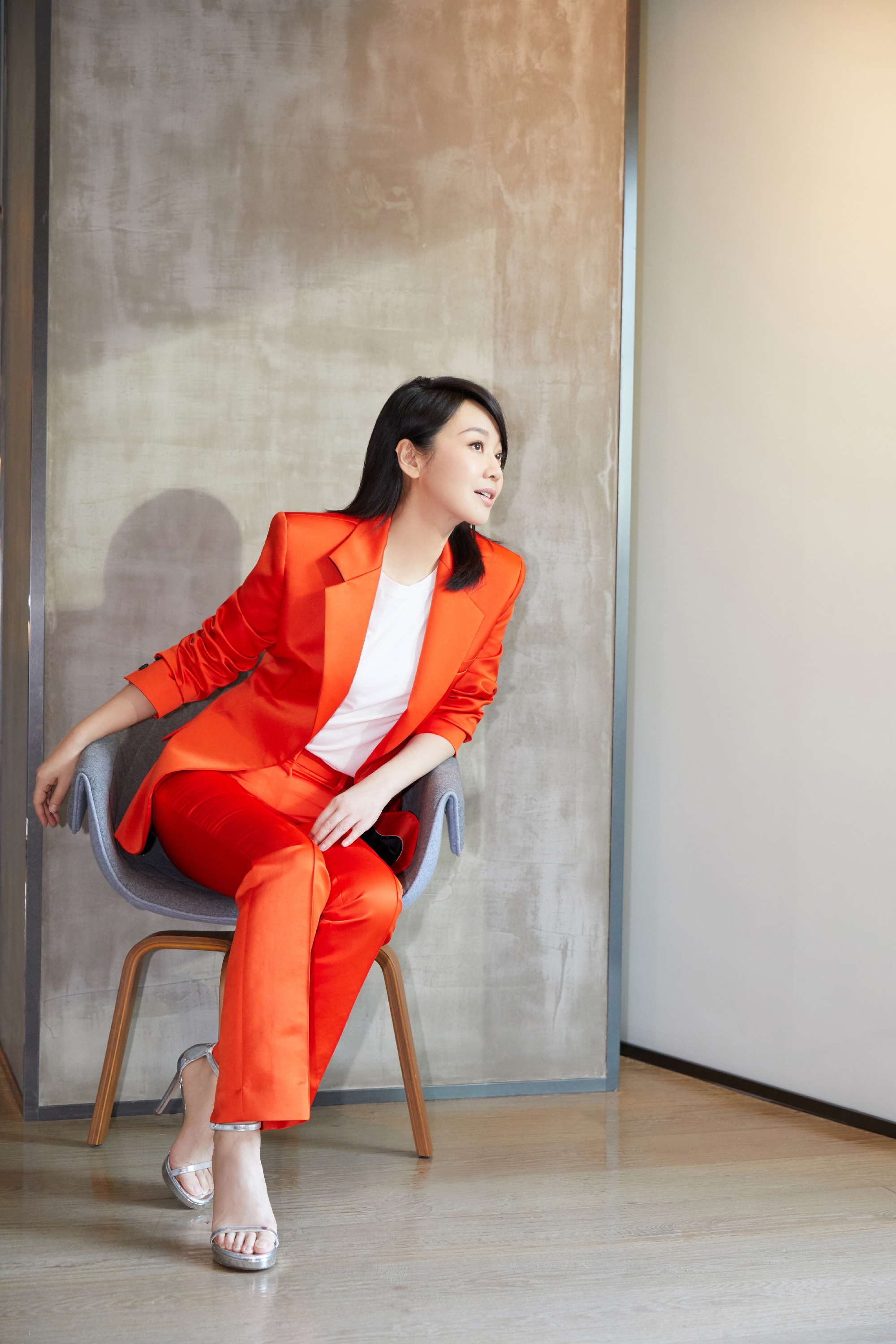 卫衣配紧身裤,身材保养功底厉害,闫妮机场造型年轻似少女