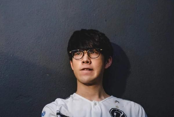 17岁峡谷之巅1100分,最终去向让人意外|峡谷|俱乐部|何俊_新浪新闻