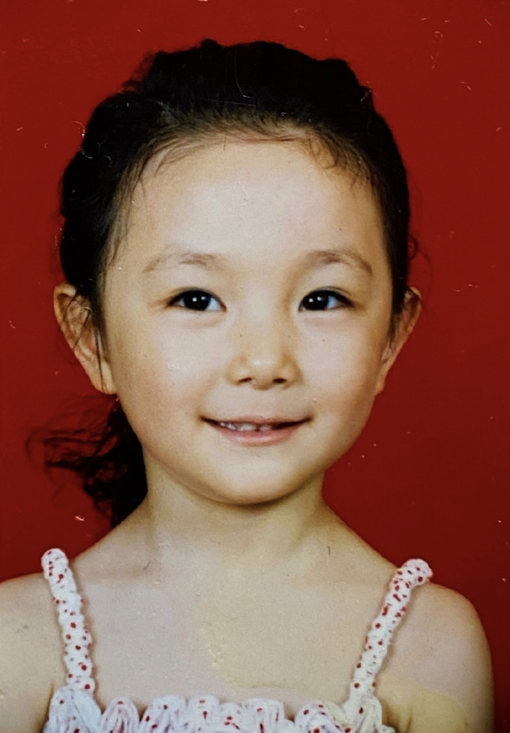 孙俪妹妹晒童年一寸照,满脸婴儿肥甜美可爱,颜值不输外甥女小花