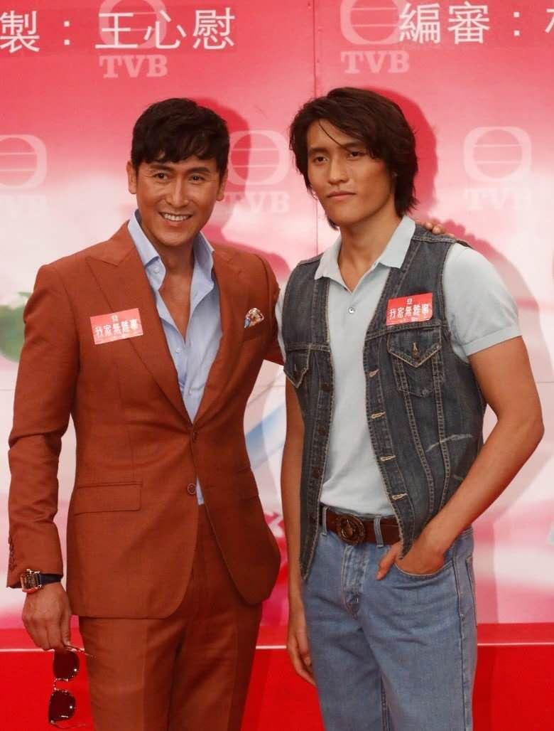 马德钟还把胳膊搭在了儿子的肩膀上,父子二人的身高也类似,看起来就像