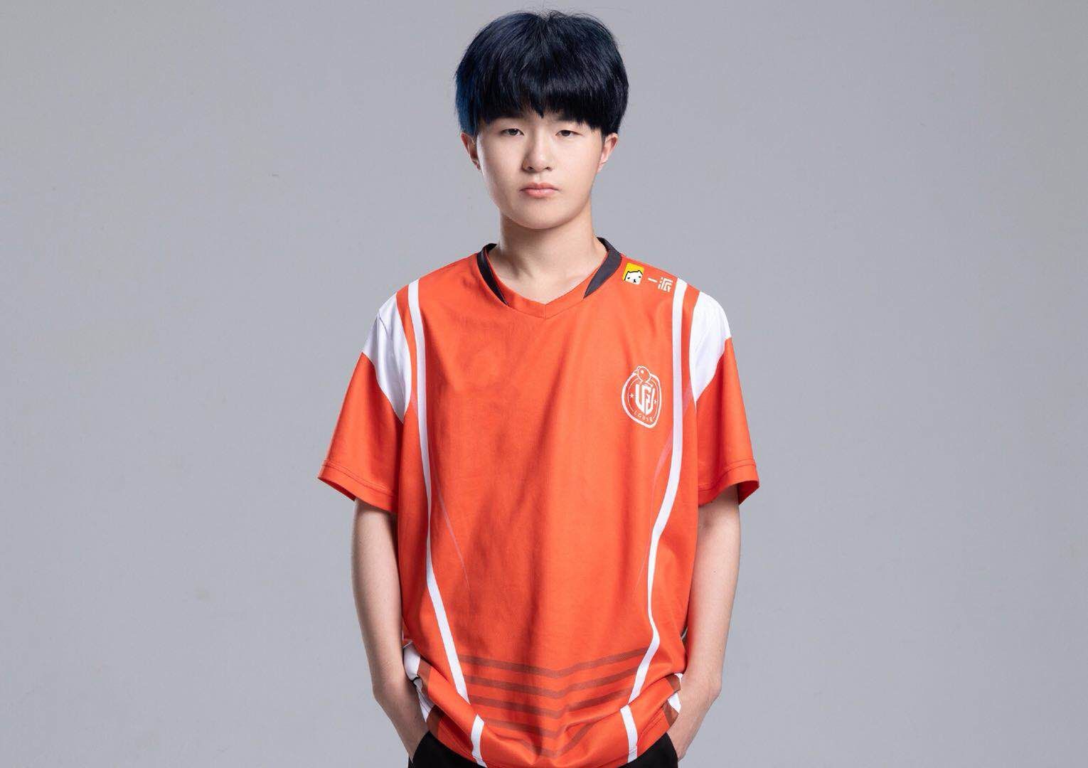 lgd大鹅的江城是一名带妹选手,还因为带妹妹上分耽误训练赛被水友大批