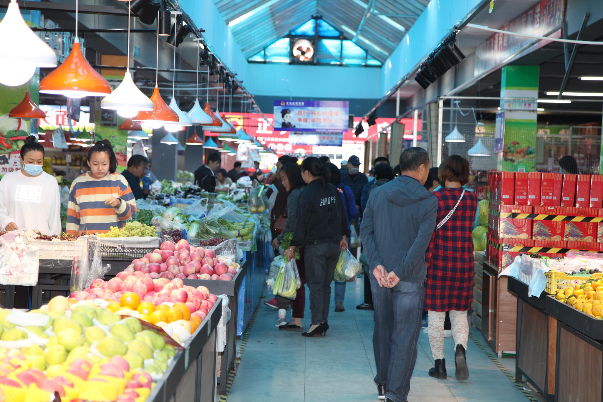 9月19日上午,源盛丰农贸便民市场门前人