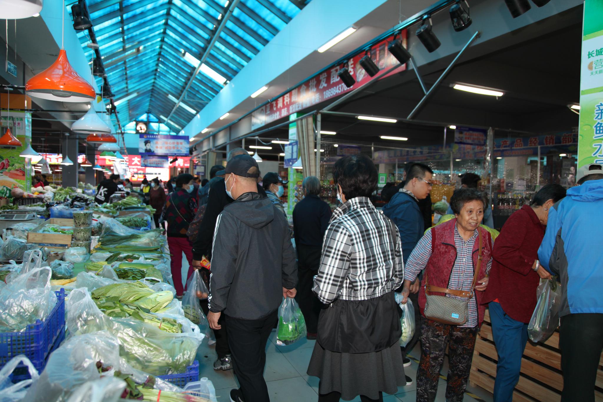 9月19日上午,源盛丰农贸便民市场门前人