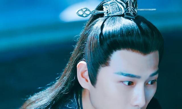 在《琉璃美人煞》中,"伪装者"元朗的一生,其实比柏麟更可悲