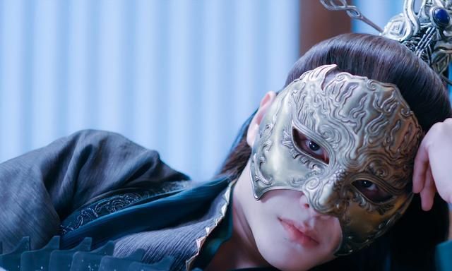 在《琉璃美人煞》中,"伪装者"元朗的一生,其实比柏麟更可悲