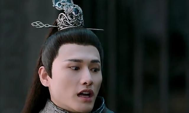 在《琉璃美人煞》中,"伪装者"元朗的一生,其实比柏麟更可悲