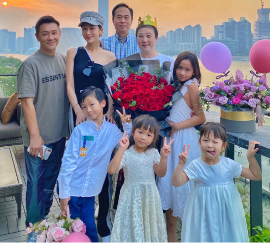 陈浩民一家8口合照,小16岁娇妻5年4胎状态年轻,还要再拼个男娃