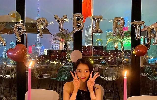 关晓彤拿着酒杯扭腰蹦迪被指"不清纯",父亲晒照澄清:我在呢!