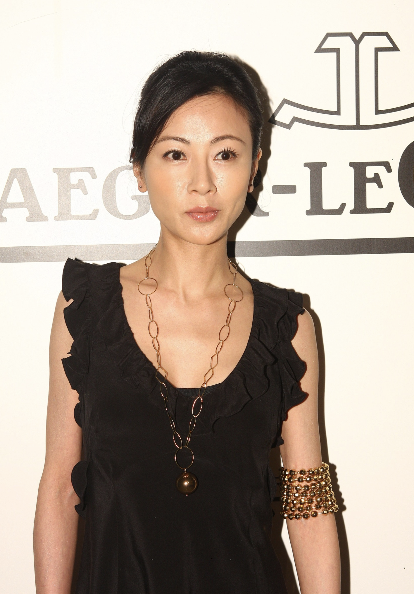 袁洁莹携好友庆51岁生日,面容消瘦憔悴,状态不如74岁黄百鸣__财经头条