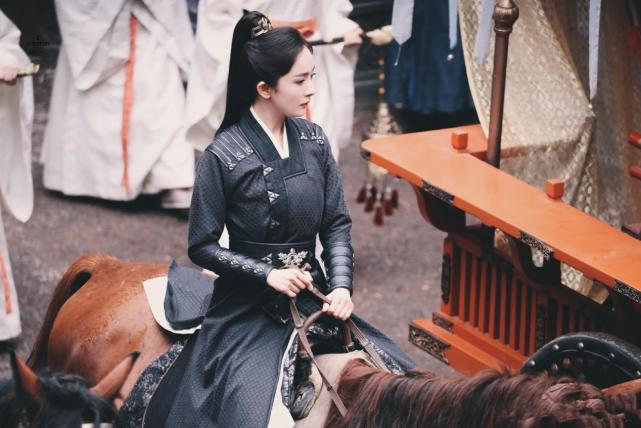 影视剧中的骑马镜头原来是这么拍的,探索幕后花絮,看完笑出猪叫