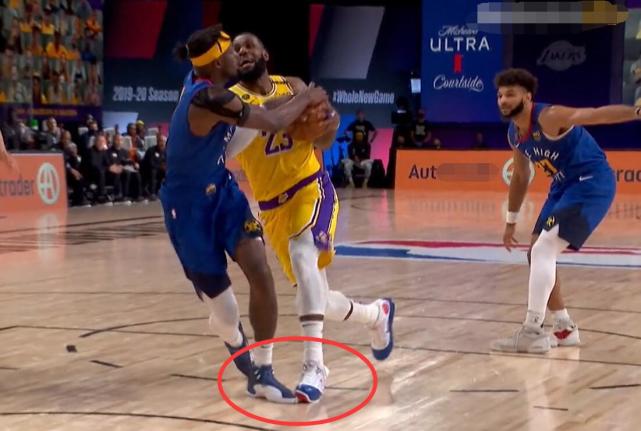 詹姆斯是否被垫脚?8倍慢镜再看一遍:老詹直接把球扔了