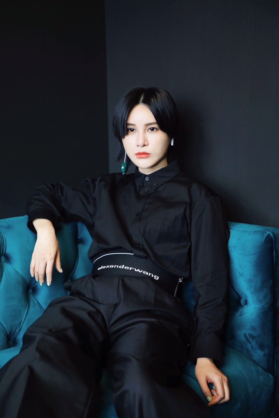 尚雯婕秋日的穿搭有点帅,黑色调是真显腔调