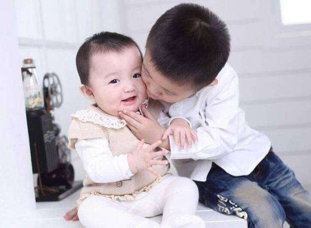 生了二胎后,大宝总是打二宝,两个孩子之间的相爱相杀怎么处理?__财经头条